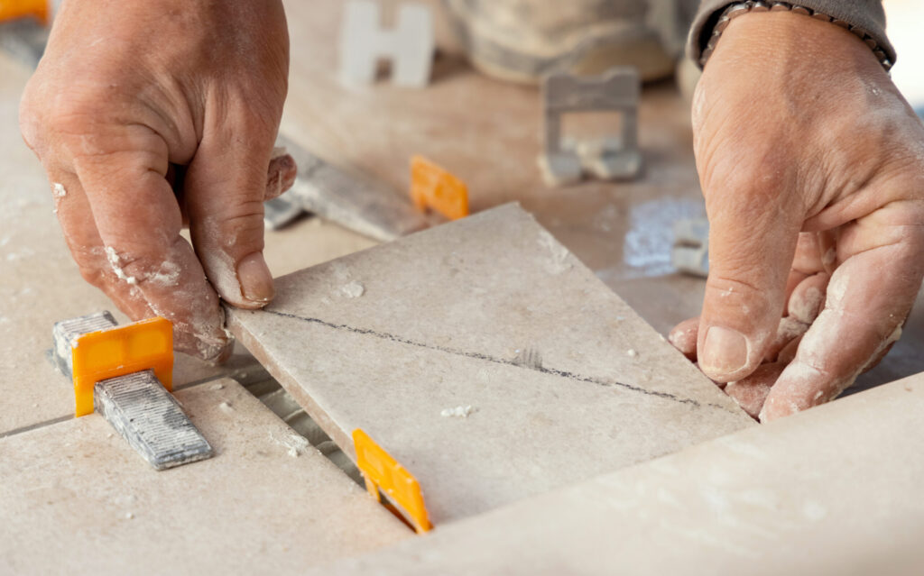 Natursteinfliesen werden verlegt im Mosaik Stil